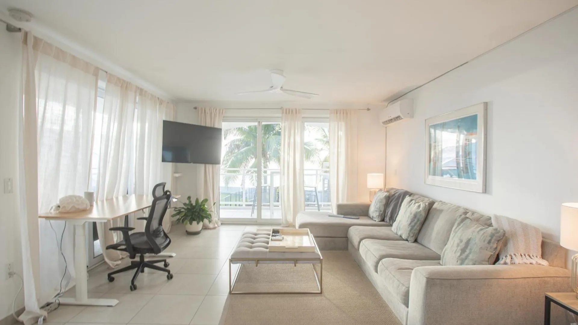 Maho Beach House 0*,