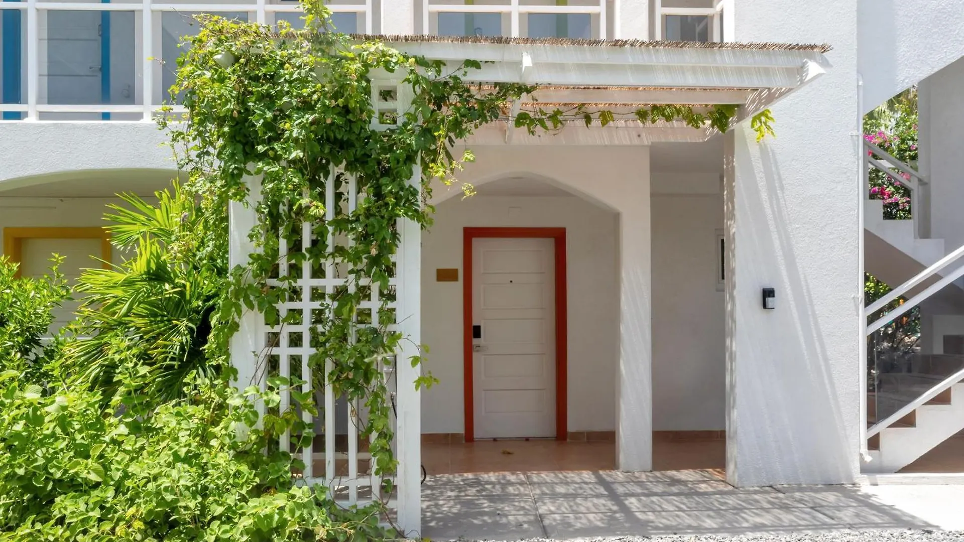 Maho Beach House 0*,